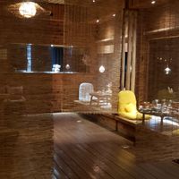 Seating on tatami mats with view of East Lake at Fányānwàichá - 凡烟外茶·素食 in Wuhan