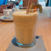 A vegan milkshake with mango sorbet at Café Cabresso in Augsburg