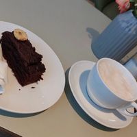 Schoko-Bananenkuchen und Chai Latte mit Sojamilch at Café Cabresso in Augsburg