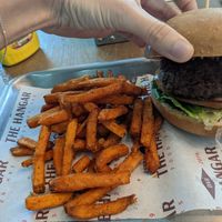 Beyond con tomate, cebolla y lechuga + patatas de boniato at DXB - The Hangar - T3 in Dubai