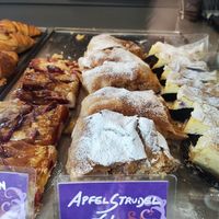 Apfelstrudel at Ullmann's Zuckerbäckerei in Vienna