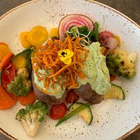 Vegane Ofen-Süsskartoffel mit Guacamole und Gemüse - sehr lecker 😋   at Berggasthof Höchsten in Illmensee