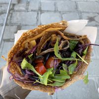 Riquísima crepe salada con humus y verduritas asadas. #Veganuary at Crepes House by PePe in Venice