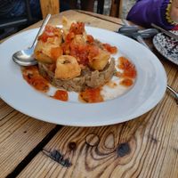 Tofu ahumado y frito sobre pure de para con ajo negro at Paprika in Granada