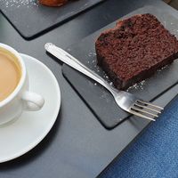 Caffè e latte, torta al cioccolato at SANTA coffee in Malaga