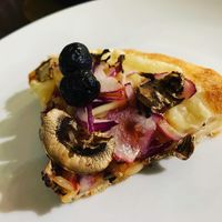 Barbecue Sauce, Vegan Ch**se, Red Onion, Mushromms, Olives and Oregano  at Pizza Hut in Porto