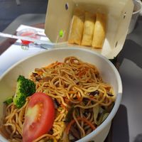 Vegan choi mein noodles and spring rolls vegano at Bamboo in Madrid