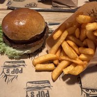Beyond Meat Burger + Pommes  at Pop's Burger in Esslingen