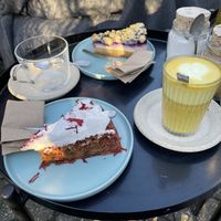 Käsekuchen mit Heidelbeeren und Red Velvet   at Kaffeemacherei in Frankfurt