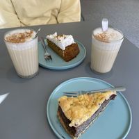 Mohnkuchen, Karottenkuchen und Iced Chai Latte  at Kaffeemacherei in Frankfurt