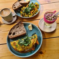 Rührei und Omelette mi Gemüse gefüllt. Dazu ein Café latte (glaube ich) und einem Rosenblütentee at Kaffeemacherei in Frankfurt