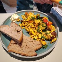 Rührtofu mit Gemüse at Kaffeemacherei in Frankfurt