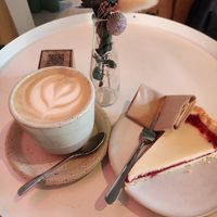 Oat latte and white chocolate raspberry cake at Kaffeemacherei in Frankfurt