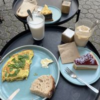 Kichererbsenomelette, Käse- und Mohnkuchen  at Kaffeemacherei in Frankfurt
