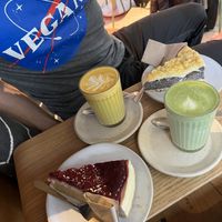 Kurkuma Latte
Matcha Latte
Mohn Pfirsich Kuchen
Käse Raspberry Kuchen at Kaffeemacherei in Frankfurt