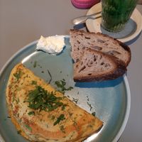 Vegan omelette with bread and butter at Kaffeemacherei in Frankfurt