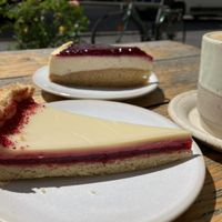 Weiße Schokolade Himbeere und Käsekuchen Brombeere  at Kaffeemacherei in Frankfurt