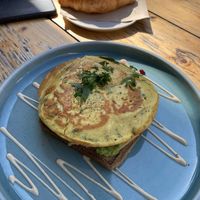 This is the avocado sandwich with omlett at Kaffeemacherei in Frankfurt