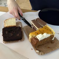Links: Zucchini-Schokokuchen, Zitronenkuchen; Rechts: Maracuja-Käsekuchen, Donauwelle, Karottenkuchen  at Kaffeemacherei in Frankfurt