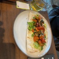 Pinsa hummus & gegrilde groenten  at Brownies & downieS in Lelystad
