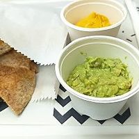 Dips con guacamole y queso cheddar de cashews at Holy Plants in Lima