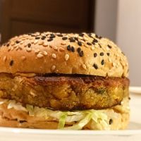 Hamburguesa mediterránea at Holy Plants in Lima