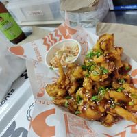 Coliflower wings, delicioso, ensalada coleslaw y kombucha sabor mojito! at Holy Plants in Lima