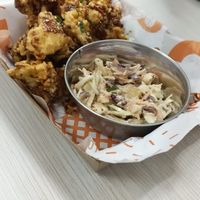 Blumenkohl Wings mit Coleslow at Holy Plants in Lima