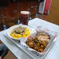 Mac n cheese w/ burger and amazing cauliflower wings at Holy Plants in Lima