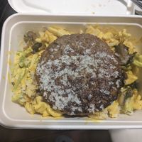 Mac n cheese with beyond burger at Holy Plants in Lima