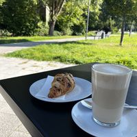 Alle Heißgetränke gibt es mit Hafermilch  at Café Winzig in Neustadt