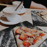 Crepe vegano con fresas, chocolate negro y crocante de almendras. at La Belga in Alcala De Henares