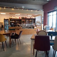 Comptoir et une partie de la salle at L'Originalithé in St-paul-trois-chateaux