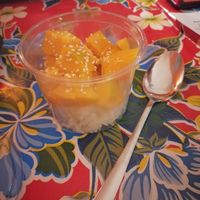 Riz, noix de coco et mangue. Délicieux. 🧡 at Sawasdee Bangkok in Angers