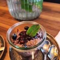Milchreis mit Pflanzenmilch und Blaubeeren at Nina‘s Deli in Dreieich