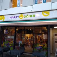 Front and outdoor seating at Happy Döner in Mainz