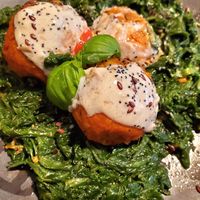 Tomaten Knödel auf Spinat at Sankt Annas - Augustenstraße  in Munich
