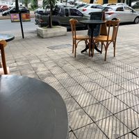 Mesas na calçada num ambiente super agradável  at Sorveteria Universal in Belo Horizonte