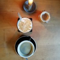 Americano and latte macchiato with oat milk at Café Schöllers in Bonn