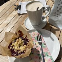 Rote Grütze Muffin und Hafer Cappuccino   at Café Wohnzutaten in Uelzen