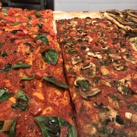 Pizza de champiñones - Pizza con tomate y albahaca  at D'Autore in Barcelona