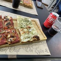 Pizza vegana de champiñones y pizza vegana de  cebolla  at D'Autore in Barcelona