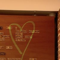 Die Soßen rechts sind vegan    at Patatak - La Bourse in Brussels