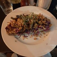 Vegan "sandwich" with mushrooms, red cabbage and onions at Propeller in Vienna