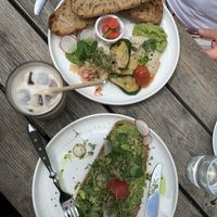 Veganes Frühstück und Avocado Brot (extra ohne frischkäse, sonst ist es nicht vegan)  at Propeller in Vienna