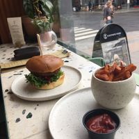 Aioli Burger mit Süßkartoffel-Pommes  at Cultivate Food in Oslo