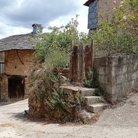 The outer street at La Estrategia del Caracol in Santalla Del Bierzo