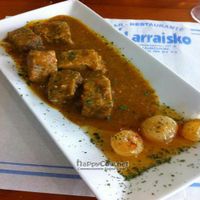 Seitan with small glazed onions at Larraisko in Pamplona