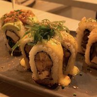 Let me roll it
Blend de setas, cebolla china, aguacate y queso de anacardos, rebozado en panko con mayonesa de maracuyá y lima kaffir.  at Veg & the Gang - Carrer Casanova in Barcelona