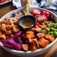 Spinat-Süsskarroffel-Bowl at Rosie's Kitchen in Dusseldorf